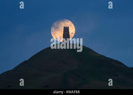 Tor de Glastonbury, Somerset, Royaume-Uni. 1er janvier 2018. Météo France : un loup lune, la première de supermoon de l'année, s'élève derrière Tor de Glastonbury, Somerset, le jour de l'an. Crédit : Stephen Spraggon/Alamy Live News Banque D'Images