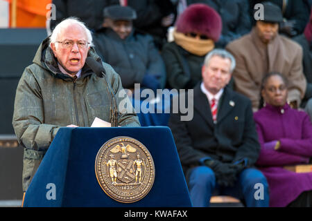 New York, USA. 1er janvier 2018. Le sénateur Bernie Sanders parle avant d'introduire une nouvelle York's Maire Bill De Blasio durant la cérémonie d'assermentation à l'Hôtel de Ville. De Blasio a commencé son deuxième mandat en tant que maire de la plus grande ville des USA avec une inauguration en plein air sous des températures de gel, le 1er janvier 2018. Credit : Enrique Shore/Alamy Live News Banque D'Images