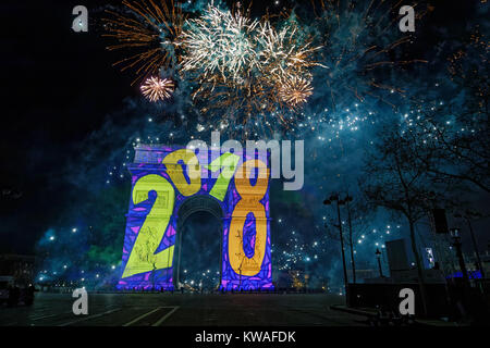 Paris, France. 1er janvier 2018. D'artifice à minuit a été tourné à partir du haut de l'Arc de Triomphe le 1 janvier 2018 à Paris, France. Credit : Bernard Menigault/Alamy Live News Banque D'Images