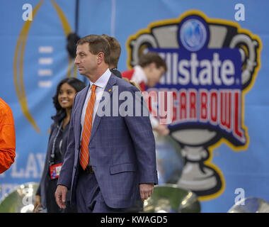 New Orleans, LA, USA. 1er janvier 2018. L'entraîneur-chef de Clemson Tigers Dabo Swinney, marche le terrain avant le début de l'Allstate Sugar Bowl entre l'Alabama Crimson Tide et le Clemson Tigers à la Mercedes-Benz Superdome à La Nouvelle-Orléans (Louisiane) John Glaser/CSM/Alamy Live News Banque D'Images