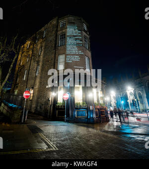 Edinburgh, Royaume-Uni. 06Th Jan, 2018. La soirée d'ouverture du "Message du Ciel", un voyage littéraire à travers la ville d'Édimbourg. Il dispose d'une nouvelle histoire, "résurrection" de l'an, par de grands écrivain écossais dit Val McDermid à Édimbourg sur bâtiments et points de repère avec des lecteurs guidées par une application smart phone. Cette projection prend place à la pub de Conan Doyle qui a été temporairement rebaptisée pub JK Rowling. Credit : Andy Catlin/Alamy Live News Banque D'Images