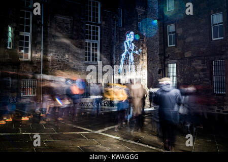 Edinburgh, Royaume-Uni. 06Th Jan, 2018. La soirée d'ouverture du "Message du Ciel", un voyage littéraire à travers la ville d'Édimbourg. Il dispose d'une nouvelle histoire, "résurrection" de l'an, par de grands écrivain écossais dit Val McDermid à Édimbourg sur bâtiments et points de repère avec des lecteurs guidées par une application smart phone. Cette projection a lieu à la Writer's Museum. Credit : Andy Catlin/Alamy Live News Banque D'Images