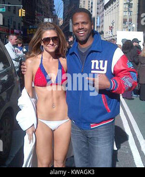 NEW YORK, NY - 06 février : elle peut avoir perdu un pari après les Giants de New York a remporté le Super Bowl XLVI hier, mais Maria Menounos certainement gagné quelques nouveaux fans aujourd'hui. Les 33 ans de l'hôte supplémentaire réduit à hardiment un minuscule bikini sur Times Square, cet après-midi. Elle avait promis à son co-animateur Mario Lopez qu'elle allait porter un bikini géants dans le froid de New York si les New England Patriots ont perdu le Super Bowl. La beauté brune est un fan de longue date l'équipe de football américaine en tant qu'elle est née dans le Massachusetts. Jamais l'un à la déchéance d'un pari, Menounos dévêtir pour révéler un fard Banque D'Images