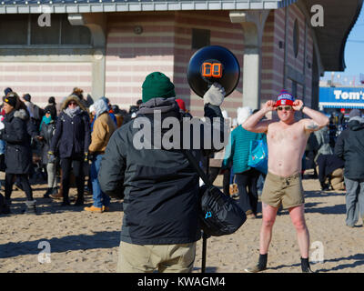 New York, USA. 06Th Jan, 2018. Coney Island NYC Ours polaire annuel dans l'Hudson River Crédit : Bob London/Alamy Live News Banque D'Images