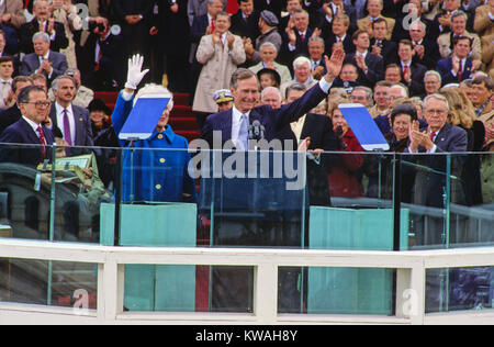 Washington, District de Columbia, Etats-Unis. 20 Jan, 1989. Le président des États-Unis George H. W. Bush qu'il vagues livre son discours après avoir été assermenté comme 41e président des États-Unis à l'US Capitol le 20 janvier 1989. Crédit : Louis Jacobson /CNP Crédit : Louis Jacobson/CNP/ZUMA/Alamy Fil Live News Banque D'Images