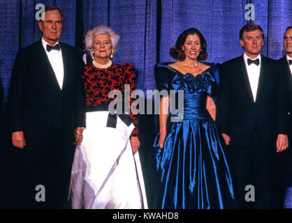 Washington, District de Columbia, Etats-Unis. 18 janvier, 1989. De gauche à droite : le président élu des États-Unis George H. W. Bush, Barbara Bush, Marilyn Quayle, et le Vice-président américain élu Dan Quayle, le premier Gala assiste à la Washington DC Convention Center à Washington, DC Le 18 janvier 1989. Crédit : David Burnett/Piscine via CNP Crédit : David Burnett/CNP/ZUMA/Alamy Fil Live News Banque D'Images