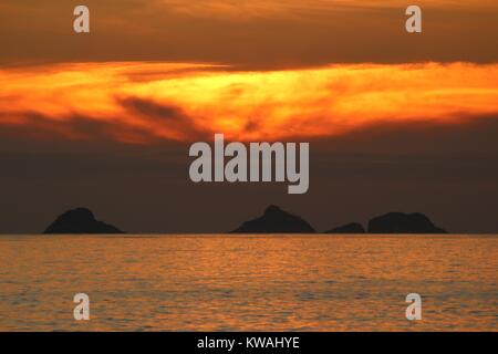 Rio de Janeiro, Brésil. 06Th Jan, 2018. Après une chaude et ensoleillée, premier jour de l'année, les gens profiter du coucher du soleil à Arpador Beach. Crédit : Maria Adelaide Silva/Alamy Live News Banque D'Images