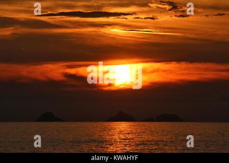 Rio de Janeiro, Brésil. 06Th Jan, 2018. Après une chaude et ensoleillée, premier jour de l'année, les gens profiter du coucher du soleil à Arpador Beach. Crédit : Maria Adelaide Silva/Alamy Live News Banque D'Images