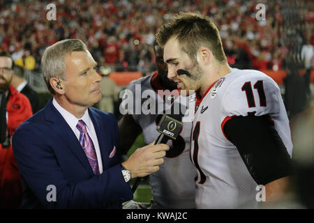 Pasadena, Californie, USA. 06Th Jan, 2018. 1 janvier, 2018 : Georgia Bulldogs quarterback Jake Fromm (11) et la Géorgie sur la défensive des Bulldogs retour Deangelo Gibbs (8) parler avec un journaliste après le match entre la Géorgie et l'Oklahoma Sooners Bulldogs, le Rose Bowl, Pasadena, CA. Credit : Cal Sport Media/Alamy Live News Banque D'Images