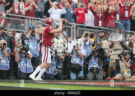 Pasadena, Californie, USA. 06Th Jan, 2018. 1 janvier, 2018 : Oklahoma Sooners quarterback Baker Mayfield (6) fait une prise pour un touché dans le jeu entre la Géorgie et l'Oklahoma Sooners Bulldogs, le Rose Bowl, Pasadena, CA. Credit : Cal Sport Media/Alamy Live News Banque D'Images