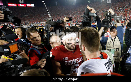 Pasadena, Californie, USA. 06Th Jan, 2018. Oklahoma Sooners quarterback Baker Mayfield # 6 Bulldogs Géorgie félicite quarterback Jake Fromm # 11 après la demi-finale des séries Rose Bowl game présenté par le nord-ouest de l'Oklahoma Sooners mutuelle entre la Géorgie et la Grande Sophie au Rose Bowl de Pasadena, Californie. Charles Baus/CSM Crédit : Cal Sport Media/Alamy Live News Banque D'Images