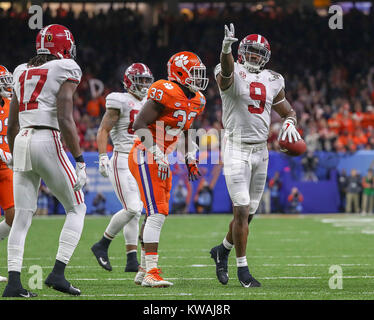 New Orleans, LA, USA. 1er janvier 2018. Alabama Crimson Tide running back Bo Scarbrough (9) célèbre une première baisse au premier trimestre au cours de l'Allstate Sugar Bowl entre l'Alabama Crimson Tide et le Clemson Tigers à la Mercedes-Benz Superdome à La Nouvelle-Orléans (Louisiane) John Glaser/CSM/Alamy Live News Banque D'Images