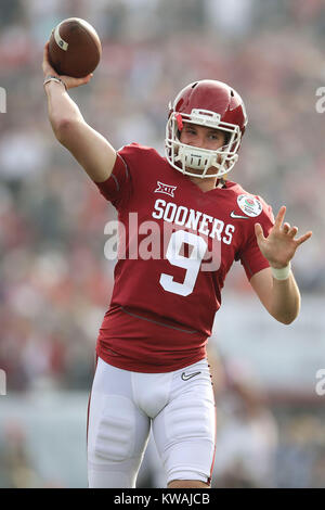 Pasadena, Californie, USA. 06Th Jan, 2018. 1 janvier, 2018 : Oklahoma Sooners quarterback Tanner Schafer (9) se réchauffe avant le match entre la Géorgie et l'Oklahoma Sooners Bulldogs, le Rose Bowl, Pasadena, CA. Credit : Cal Sport Media/Alamy Live News Banque D'Images