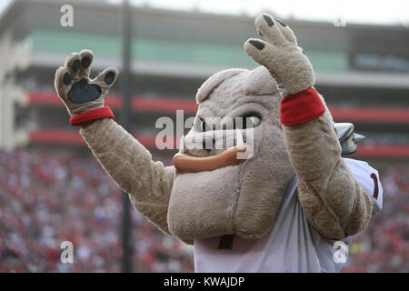 Pasadena, Californie, USA. 06Th Jan, 2018. 1 janvier, 2018 : la Géorgie mascottes Bulldogs tente d'obtenir la foule pompée dans le jeu entre la Géorgie et l'Oklahoma Sooners Bulldogs, le Rose Bowl, Pasadena, CA. Credit : Cal Sport Media/Alamy Live News Banque D'Images