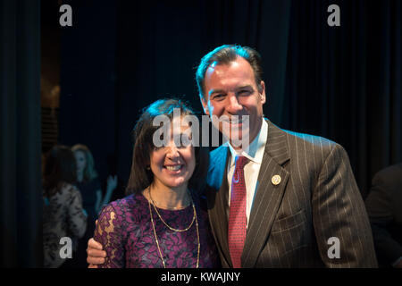 Hempstead, New York, USA. 1er janvier 2018. Hempstead, New York, USA. 1 janvier, 2018. L-R, SYLVIA CABANA et New York le membre du Congrès TOM SUOZZI, poser avant d'assermentation de SYLVIA CABANA comme Hempstead Greffe, et Laura Gillen comme ville Hempstead superviseur, à l'Université Hofstra. Credit : Ann Parry/ZUMA/Alamy Fil Live News Banque D'Images