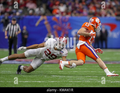 New Orleans, LA, USA. 1er janvier 2018. Alabama Crimson Tide arrière défensif Minkah Fitzpatrick (29 plongées) pour s'attaquer à la Clemson Tigers wide receiver Hunter Renfrow (13) au quatrième trimestre au cours de l'Allstate Sugar Bowl entre l'Alabama Crimson Tide et le Clemson Tigers à la Mercedes-Benz Superdome à La Nouvelle-Orléans (Louisiane) John Glaser/CSM/Alamy Live News Banque D'Images