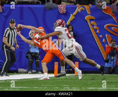 New Orleans, LA, USA. 1er janvier 2018. Clemson Tigers wide receiver Hunter Renfrow (13) capture un passage sur la ligne de touche tout en étant défendu par l'Alabama Crimson Tide arrière défensif Minkah Fitzpatrick (29) au cours de l'Allstate Sugar Bowl entre l'Alabama Crimson Tide et le Clemson Tigers à la Mercedes-Benz Superdome à La Nouvelle-Orléans (Louisiane) John Glaser/CSM/Alamy Live News Banque D'Images