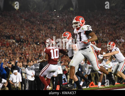 Pasadena, Californie, USA. 06Th Jan, 2018. Les Bulldogs de la Géorgie d'utiliser de nouveau Nick Chubb # 27 marque un touchdown 4ème trimestre 2018 au cours du Rose Bowl match de demi-finale entre l'Oklahoma Sooners et le Georgia Bulldogs au Rose Bowl Stadium de Pasadena, CA. John Green/CSM Crédit : Cal Sport Media/Alamy Live News Banque D'Images