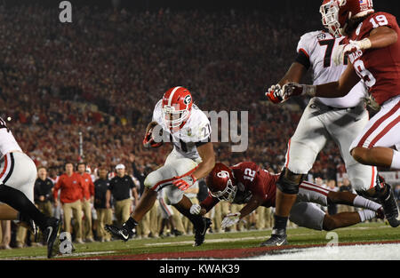 Pasadena, Californie, USA. 06Th Jan, 2018. Les Bulldogs de la Géorgie d'utiliser de nouveau Nick Chubb # 27 marque un touchdown 4ème trimestre 2018 au cours du Rose Bowl match de demi-finale entre l'Oklahoma Sooners et le Georgia Bulldogs au Rose Bowl Stadium de Pasadena, CA. John Green/CSM Crédit : Cal Sport Media/Alamy Live News Banque D'Images