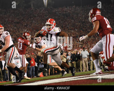 Pasadena, Californie, USA. 06Th Jan, 2018. Les Bulldogs de la Géorgie d'utiliser de nouveau Nick Chubb # 27 marque un touchdown 4ème trimestre 2018 au cours du Rose Bowl match de demi-finale entre l'Oklahoma Sooners et le Georgia Bulldogs au Rose Bowl Stadium de Pasadena, CA. John Green/CSM Crédit : Cal Sport Media/Alamy Live News Banque D'Images