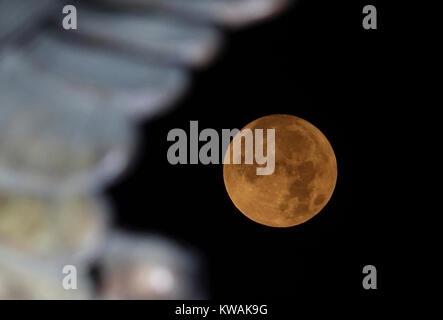 Dalian, province de Liaoning en Chine. 2 Jan, 2018. Un upermoon «' est vu au Ganjingzi District à Dalian, Liaoning Province du nord-est de la Chine, le 2 janvier 2018. Credit : Liu Debin/Xinhua/Alamy Live News Banque D'Images