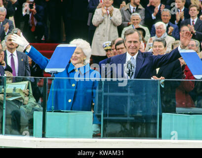 Le président des États-Unis George H. W. Bush et la première Dame Barbara Bush vague avant de livrer le discours d'après avoir prêté serment en tant que 41e président des États-Unis à l'US Capitol le 20 janvier 1989. Visible à droite est l'ancien président américain Ronald Reagan. Crédit : Louis Jacobson/CNP - AUCUN FIL SERVICE - Photo : Louis Jacobson/consolidé/dpa Banque D'Images
