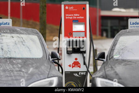 Deux voitures électriques sur le parking de la caisse d'épargne LzO (Oldenburg) siège à Oldenburg, Allemagne, 31 décembre 2017. Photo : afp/Assanimoghaddam Mohssen Banque D'Images