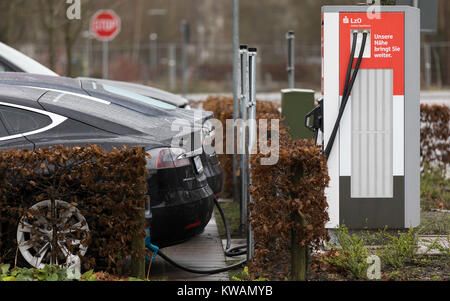 Deux voitures électriques sur le parking de la caisse d'épargne LzO (Oldenburg) siège à Oldenburg, Allemagne, 31 décembre 2017. Photo : afp/Assanimoghaddam Mohssen Banque D'Images