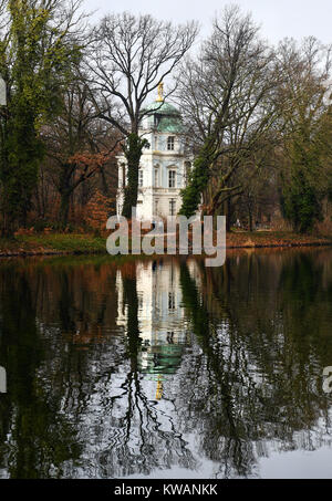 Berlin, Allemagne. 2 Jan, 2017. Les gens passent devant le Belvédère se reflétant dans la rivière Spree dans le parc, au Palais de Charlottenburg à Berlin, Allemagne, 2 janvier 2017. Credit : Soeren Stache/dpa/Alamy Live News Banque D'Images