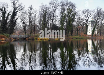 Berlin, Allemagne. 2 Jan, 2017. Les coureurs traversent un pont sur la rive de la Spree dans le parc, au Palais de Charlottenburg à Berlin, Allemagne, 2 janvier 2017. Credit : Soeren Stache/dpa/Alamy Live News Banque D'Images