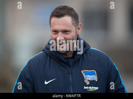 Berlin, Allemagne. 09Th Jan, 2018. L'entraîneur du Hertha Pal Dardai sourit avant le début de la formation de Hertha Berlin à Berlin, Allemagne, 02 janvier 2018. Credit : Soeren Stache/dpa/Alamy Live News Banque D'Images