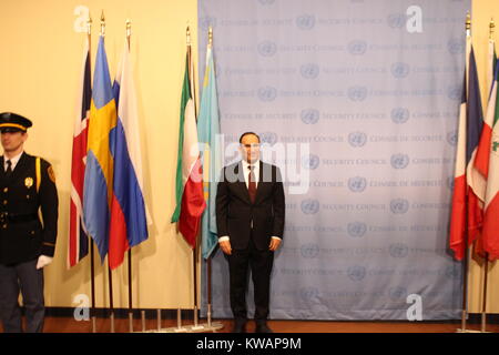 Nations Unies, New York, USA. 2 Jan, 2018. Les membres du Conseil de sécurité de l'ONU cérémonie, Ambassadeur du Koweït Mansour Al-Otaibi avec drapeau. Photo : Matthew Russell Lee / Inner City Press Banque D'Images