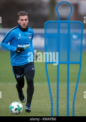 Berlin, Allemagne. 09Th Jan, 2018. L'Hertha Berlin Peter Pekarik tourne sur le terrain pendant la formation de Hertha BSC à l'Olympia Park Stadium à Berlin, Allemagne, 02 janvier 2018. Credit : Soeren Stache/dpa/Alamy Live News Banque D'Images