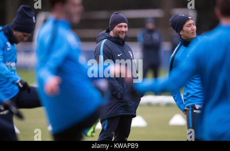 Berlin, Allemagne. 09Th Jan, 2018. L'entraîneur du Hertha Pal Dardai regarde les joueurs lors de la formation de Hertha BSC à l'Olympia Park Stadium à Berlin, Allemagne, 02 janvier 2018. Credit : Soeren Stache/dpa/Alamy Live News Banque D'Images