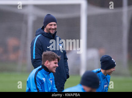 Berlin, Allemagne. 09Th Jan, 2018. L'entraîneur du Hertha Pal Dardai sourit lors de la formation de Hertha BSC à l'Olympia Park Stadium à Berlin, Allemagne, 02 janvier 2018. Credit : Soeren Stache/dpa/Alamy Live News Banque D'Images