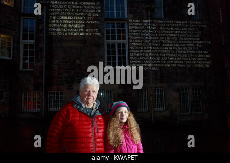 Edimbourg, Ecosse 2 décembre 2018. Ouvre le 1er janvier jusqu'au 25 janvier dans une nouvelle célébration d'Édimbourg et l'Ecosse est riche héritage littéraire sur le dernier jour d'Édimbourg et Hogmanay continuera d'animer les nuits sombres, en encourageant les résidents et les visiteurs à explorer de nombreuses projections sur les repères de la ville Val McDermid et jeunes écrivains locaux pour lancer un message du Ciel pour Edinburgh's Hogmanay. Sur la photo : Lucy Hutcheon.(11) et Val McDermid. Pako Mera/Alamy Live News Banque D'Images