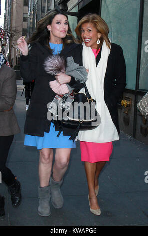 New York, NY, USA. 2 Jan, 2018. Savannah Guthrie et Hoda Kotb vu après avoir accueilli NBC's today show où Kotb a été annoncé à la nouvelle co-animatrice de NBC's Today Show à New York le 2 janvier 2018. Credit : Rw/media/Alamy Punch Live News Banque D'Images
