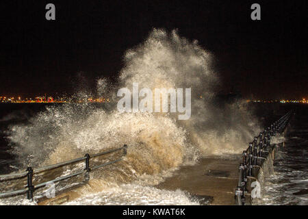 New Brighton, Cheshire. 3e janvier 2018. Météo britannique. Storm Eleanor hits avec 97mph 'ouragan force' les vents et les inondations que les prévisionnistes s'avertir de "danger pour la vie" à partir de la projection de débris. Frapper le mur de défense de la mer à marée haute, d'énormes vagues s'est écrasé sur la promenade piétonnière à New Brighton sur le Wallasey péninsule dans le Cheshire. Une alerte jaune à la place du jour au lendemain et à mercredi matin dit qu'il y a de bonnes chances de dommages aux bâtiments. Credit : Cernan Elias/Alamy Live News Banque D'Images
