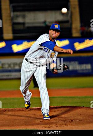 Valencia, Carabobo. 2 Jan, 2018. 2 janvier, 2018. Alex Sanabia, ouvrir le lanceur de Navegantes del Magallanes lors du premier match de l'éliminatoire de baseball professionnel du Venezuela, entre les Caribes de Anzoategui et Navegantes del Magallanes, tenue à la Jose Bernardo Perez stadium dans la ville de Valence, l'État de Carabobo. Le Venezuela. Photo : Juan Carlos Hernandez Crédit : Juan Carlos Hernandez/ZUMA/Alamy Fil Live News Banque D'Images