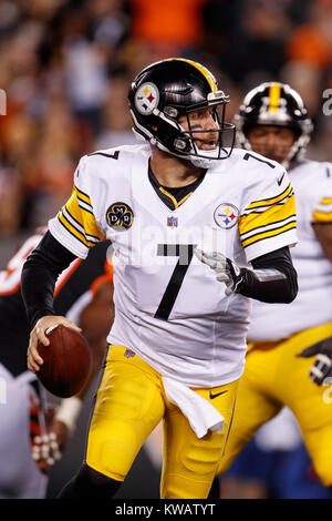 Cincinnati, OH, USA. 9Th Jul 2017. Pittsburgh Steelers quarterback Ben Roethlisberger (7) brouille au cours d'un jeu entre les Pittsburgh Steelers et les Bengals de Cincinnati au Stade Paul Brown à Cincinnati, OH. Adam Lacy/CSM/Alamy Live News Banque D'Images