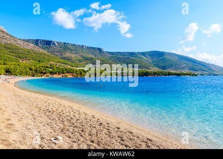 Vue sur plage de Zlatni Rat vide avec une vue magnifique sur la mer et montagnes en arrière-plan d'eau, île de Brac, Croatie Banque D'Images