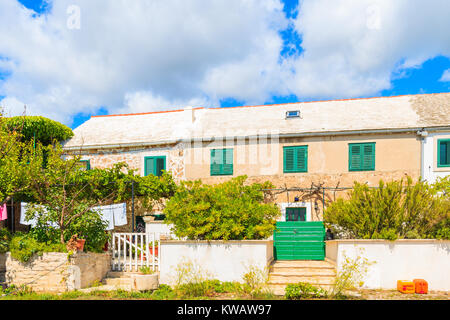 Maison en pierre rustique traditionnel dans la ville de Bol, Île de Brac, Croatie Banque D'Images