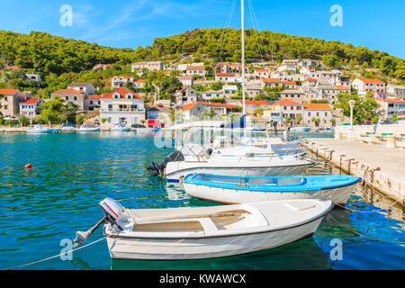 Bateaux à voile et pêche dans le magnifique port de Supetar, île de Brac, Croatie Banque D'Images