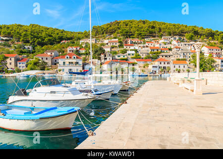 Bateaux à voile et pêche dans le magnifique port de Supetar, île de Brac, Croatie Banque D'Images