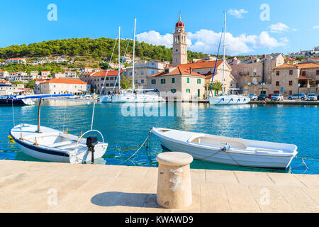 Bateaux de pêche au port de Supetar avec belle église en arrière-plan, l'île de Brac, Croatie Banque D'Images