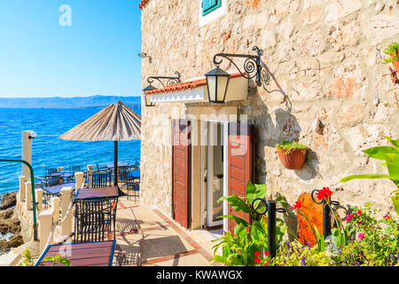 Petit restaurant sur la plage dans la ville de Bol, Île de Brac, Croatie Banque D'Images