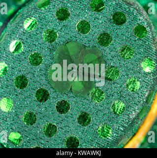 Véritable trèfle à quatre feuilles avec fond vert brillant en vue rapprochée Banque D'Images