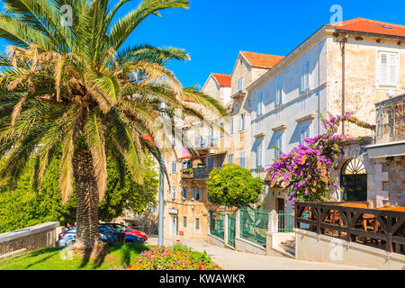 Maisons en pierre typiques sur petite rue de la vieille ville de Supetar, île de Brac, Croatie Banque D'Images