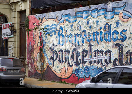 Scène de rue avec graffiti disant 'Bienvenido" (Bienvenue) dans le quartier San Telmo de Buenos Aires, Argentine Banque D'Images