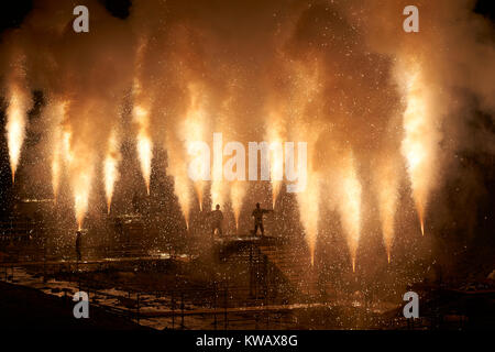 D'artifice traditionnels japonais de poche déployés à partir de cylindres de bambou à Takayama, préfecture de Gifu, Japon (événement public gratuit) Banque D'Images